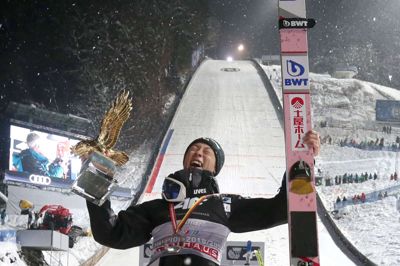 Georg Hochmuth/Ritzau Scanpix. Den japanske skihopper Ryoyu Kobayashi vandt lørdag World Cup-konkurrencen i Val di Fiemme, men søndag blev japaneren henvist til syvendepladsen samme sted.