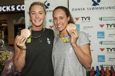 ólafur Steinar Gestsson/Ritzau Scanpix. Jeanette Ottesen (til venstre) og Rikke Møller Pedersen (til højre) vandt i 2016 OL-bronze sammen som en del af den danske holdkamp i 4x100 meter medley ved OL i Rio.