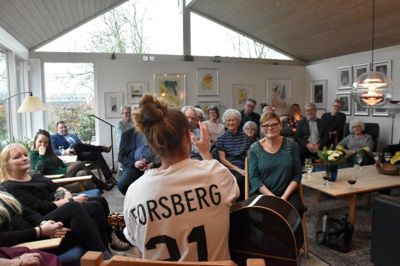 Tim Schou har solgt 30 af den her slags intime koncerter - i stuerne i danske hjem. Her i Ikast. ?Foto: Steen hebsgaard