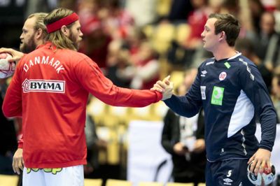 Mikkel Hansen (til venstre) og Sander Sagosen, der er klubkammerater i PSG, ønskede hinanden en god kamp før Danmarks kamp mod Norge ved VM torsdag aften. Foto: Lise Åserud/Ritzau Scanpix