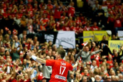 Stemningen i Boxen var igen på kogepunktet. Her jubler Lasse Svan over en af sine tre scoringer i sejren over Ungarn. Foto: Flemming Hansen