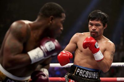 Christian Petersen/Ritzau Scanpix. Ifølge alle tre dommere var Manny Pacquiao (th.) bedst i kampen mod amerikaneren Adrien Broner.