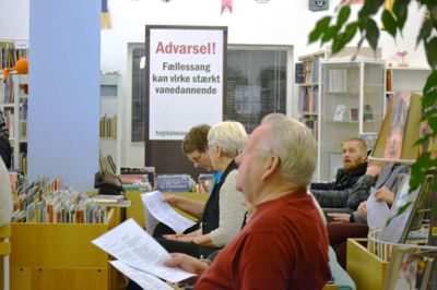 Foto fra fællessang på Engesvang Bibliotek. Foto: Privatfoto