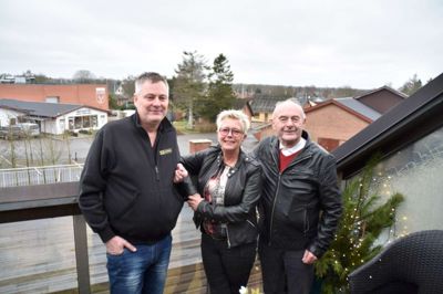 Bestyrelsesmedlemmerne af Bording Erhvervsforening, Lars Lausten, Anita Marquart og formand Tonny Høegh Poulsen mener, at den 50-årige forening har sin berettigelse i samme grad, som da den blev startet. For foreningen sikrer sammenhold og udvikling i Bording. Foto: Marianne Brink