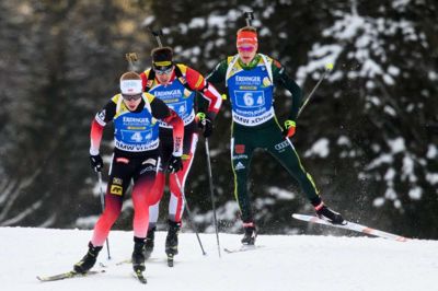 Matthias Balk/Ritzau Scanpix. Norske Johannes Thingnes Bø er en enkelt World Cup-sejr i sæsonen fra at tangere legenden Ole Einar Bjørndalens norske rekord med 12 sejre på en enkelt sæson.
