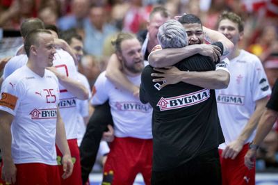 Mads Mensah kunne kramme landstræner Nikolaj Jacobsen efter søndagens VM-guldtriumf, som samtidig betyder, at holdet er sikker på deltagelse ved OL i 2020. Foto: Liselotte Sabroe/Ritzau Scanpix