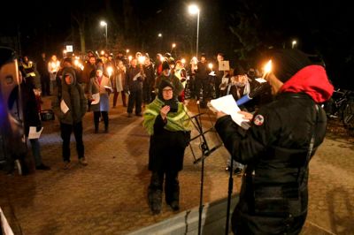 Fredag aften blev der holdt »Lysfest for Humanisme, menneskerettigheder og næstekærlighed« ved Udrejsecenter Kærshovedgård, hvor der blandt andet var taler og fællessang. Se fotogalleri på aoh.dk. Foto: Tom Laursen