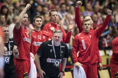 TV-seerne fulgte med i stuerne, da Danmark sikrede sig VM-guld søndag aften. Foto: Claus Fisker/Ritzau Scanpix