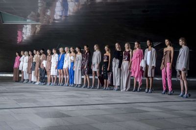 Celina Dahl/Ritzau Scanpix. Tirsdag indledes den københavnske modeuge Copenhagen Fashion Week. Og det sker i en branche med fremgang i salgstallene, viser ny analyse fra Dansk Mode & Textil. Her er det tøj fra Designers Remix under modeugen i august 2018.