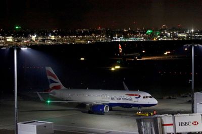 Hvis Storbritannien forlader EU uden en aftale, kan det blive dyrere, hvis man vil rejse fra Heathrow Lufthavn i London mod Danmark på et British Airways-fly som dette. Det forudser www.flyhjælp.dk. Foto: Henry Nicholls/Reuters