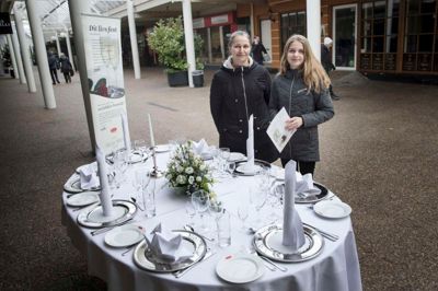 Rikke og Emma Krogh Jensen var på udkig efter en konfirmations-kjole i lørdags, da der var messe for konfirmander i Strøgcentret. ? Foto: Tom Laursen