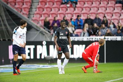 Mayron George (i.m) scorede først selvmål og siden et mål i den rigtige ende i 4-2-sejren over Astana. Foto: Henrik Ole Jensen