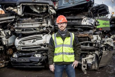 Miljø- og fødevareminister Jakob Ellemann-Jensen (V) besøgte onsdag skrotvirksomheden Stena. Med en forhøjet skrotpræmie på 5000 kroner håber regeringen at få 36.000 dieselbiler fra før 2006 væk fra vejene. Foto: Nikolai Linares/Ritzau Scanpix
