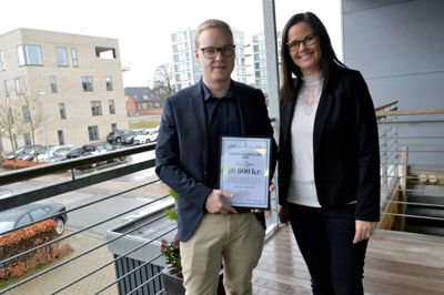 Simon Vanggaard glæder sig over den økonomiske håndsrækning fra Andelskassernes lokallånspulje, som han her får overrakt af filialdirektør i Ikast, Ann Kongensgaard. Foto: Laila Kempel