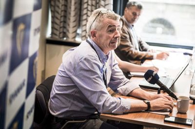 Simon Læssøe/Ritzau Scanpix. Direktør i Ryanair Michael O'Leary, der her ses under et pressemøde i København, træder et skridt tilbage fra den daglige ledelse af Ryanair. Det er annonceret efter et underskudsgivende regnskab.