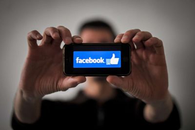 Facebook evaluererer 92,5 procent af det indhold, der er anmeldt for stødende og hadsk tale, i løbet af 24 timer som aftalt med EU-Kommissionen. Det sociale medie fjerner 71,7 procent af de anmeldte indlæg. Foto: Loic Venance/Ritzau Scanpix