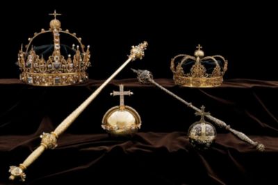 Ho/Ritzau Scanpix. Billedet her viser nogle af de kronjuveler, der i sommer blev stjålet fra en svensk domkirke. Øverst er det blandt andet kong Karl IX's kongekrone (til venstre) samt hans hustru dronning Kristinas mindre krone (til højre).