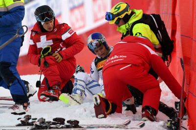 Jonathan Nackstrand/Ritzau Scanpix. Lindsey Vonn modtog behandling liggende i sneen efter sit styrt.