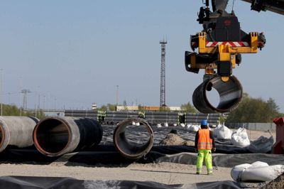 Tobias Schwarz/Reuters. Skulle et forslag til ændring af EU's gasdirektiv gå igennem, vil det helt ændre spillereglerne for Nord Stream 2. Frankrig overvejer ifølge tysk avis at støtte forslaget, som Tyskland forsøger at blokere.