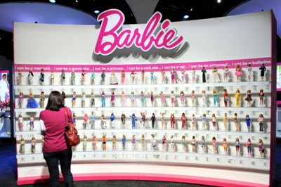 Stan Honda/Ritzau Scanpix. Foruden Lego kæmper Mattel også med amerikanske Hasbro om at være verdens største legetøjsproducent. Mattel blev skabt i 1946. Efter introduktionen af Barbie-dukken i 1959 fik selskabet muskler til at ekspandere via opkøb.