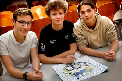 Jonas Thorndal, Oliver Therkelsen og Jonas Hansen har alle alle oplevet mobning i deres hverdag. Nu har de omsat deres oplevelser til et brædtspil. ?FOTO: Henrik Ole Jensen