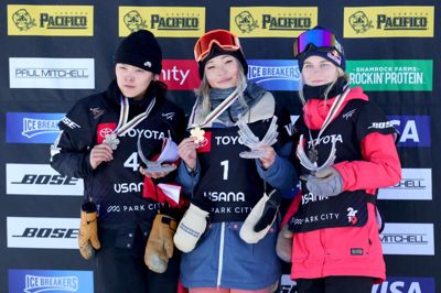 Tom Pennington/Ritzau Scanpix. Snowboarderen Chloe Kim (i midten) føjede VM-guld til sit allerede imponerende cv.