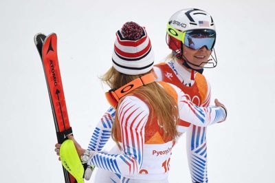 Martin Bernetti/Ritzau Scanpix. TOPSHOT - Lindsey Vonn (th.) fotograferet sammen med Mikaela Shiffrin ved OL i Pyeongchang i 2018.