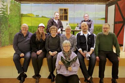 Hele holdet bag årets dilettantforestilling i Munklinde, Otto Johansen, Mette Olsen, Anne Kirstine Kristensen, Anette Johansen, Nikolaj Bach Henrisen og Jesper Olsen. Margit Nielsen, Betty Sørensen og Kurt Furbo. ?Foto: Jens Anton Nordestgaard