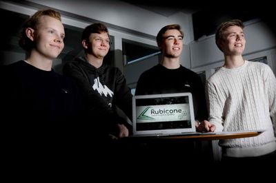 Joakim Vahlkvist, Andreas Ravnholt, Kasper Thomsen og Lasse Jørgensen samt det femte medlem Lars Møller Feldborg har kastet terningen til »Rubicone«, der har fokus på unges stigende problem med at spille for rigtige penge på netspil, betting og odds. ?FOTO: Henrik OLE JENSEN