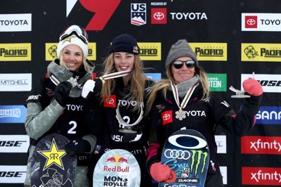 Ezra Shaw/Ritzau Scanpix. 17-årige Zoi Sadowski-Synnott (i midten) fik VM-guld, selv om hun var for skadet til at deltage i finalen.