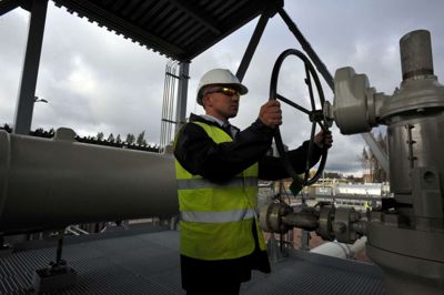 Olga Maltseva/Ritzau Scanpix. "Det er positivt", at EU-lande vil lade gasdirektiv omfatte ledninger som Nord Stream 2, mener EU-parlamentariker Morten Helveg Petersen: "Det skal garantere, at Putin ikke sidder og bestemmer det hele i Moskva, siger Morten Helveg Petersen.