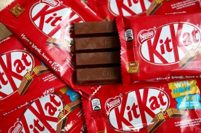 Hannah Mckay/Reuters. Nestlé sælger en lang række fødevarer som chokolade, is, kildevand, kaffe, babymad, kosttilskud og dyrefoder. (Arkivfoto)