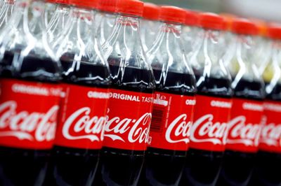Regis Duvignau/Reuters. Coca-Cola-koncernen tjente 42,5 milliarder kroner i 2018. (Arkivfoto)