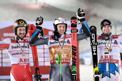 Fabrice Coffrini/Ritzau Scanpix. Norske Henrik Kristoffersen (i midten) vandt VM-guld i storslalom fredag, da han sejrede foran Marcel Hirscher (tv) og Alexis Pinturault (th).