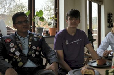 Verden venter og mødes på en gang. Albert Barrett Egebjerg, (i midten)og Louise Amanda Nielsen venter med spænding på beskeden om, hvor de skal rejse hen, mens brasilianske Gustavo Maia, (t.v.) nyder sit ophold i Ikast. ?Foto: Stine Tollund