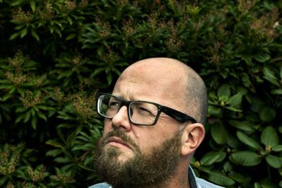 Jens Nørgaard Larsen/Ritzau Scanpix. Kokken Paul Cunningham beviste allerede i 2017, at det er muligt at få to michelinstjerner, selv om hans restaurant Henne Kirkeby Kro ligger helt ude på kanten af Vesterhavet - langt fra jetset og storbyer. (Arkivfoto)