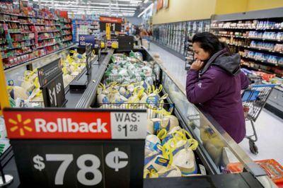 Kamil Krzaczynski/Reuters. Supermarkedskæden Walmart har solgt bedre end ventet, viser selskabets regnskab for julekvartalet. (arkivfoto)