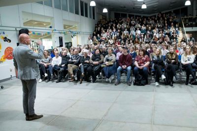Passion, musik, karakterer og meget andet blev vendt, da Thomas Blachmann var til debatmøde på Midtjysk Efterskole