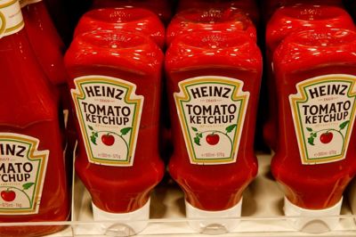 Arnd Wiegmann/Reuters. Bunden faldt ud af Kraft Heinz-aktien, da det natten til fredag dansk tid blev kendt, at selskabet havde en sand strøm af dårlige nyheder klar i selskabets årsregnskab for 2018. (arkivfoto)