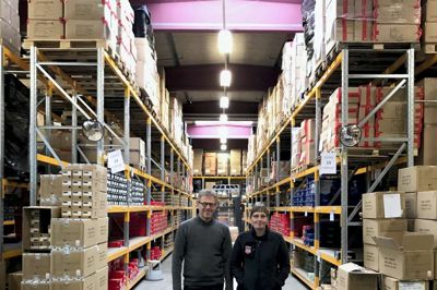 Lagerchef i sportsvirksomheden Sport24 Bjarne Plagborg og lager- og logistikmedarbejder Tina Dahl fra Engesvang glæder sig over samarbejdet med Fastholdelsesteamet i Ikast-Brande Kommune. Foto: Jette Aaes