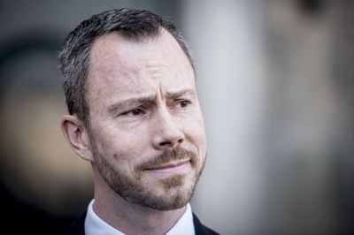 Mads Claus Rasmussen/Ritzau Scanpix. Jakob Ellemann-Jensen (V) vil undersøge muligheden for et nationalt forbud mod brugen af giftige fluorerede stoffer i fødevareemballager såsom pizzabakker. Ifølge forskere er stofferne dog udbredte i så mange hverdagsprodukter, at der er brug for mere end det.
