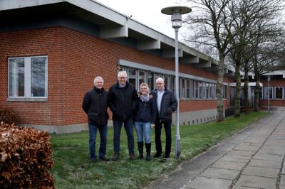Socialdemokraterne Frank Heidemann, Kirsten Hoffmann og Tage P. Olsen sammen med formanden for Lokalrådet i Nørre Snede Hans Jørgen Jensen (nummer to fra venstre). De synes alle, at en ny skole for fængselsbetjente skal placeres på det tidligere rådhus på Bellisvej i Nørre Snede. Det samme mener resten af byrådet i Ikast-Brande Kommune, og nu er der sendt en officiel ansøgning. ?Foto: Henrik Ole Jensen