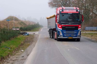 Efter ulykken i vejkrydset cirka 500 meter vest for Viborg Hovedvej/A13 i Hjøllund blev scooterkøreren med politieskorte kørt til traumecentret i Skejby. ?Foto: Peter Erfurt