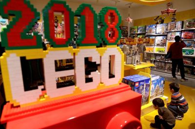 Jason Lee/Reuters. Legos vækst i salget i kinesiske butikker som denne i Beijing fortsatte i 2018, og vækst på nye markeder skal ifølge Lego-direktør Niels B. Christiansen de næste år hjælpe med at opretholde moderate vækstrate år efter år.