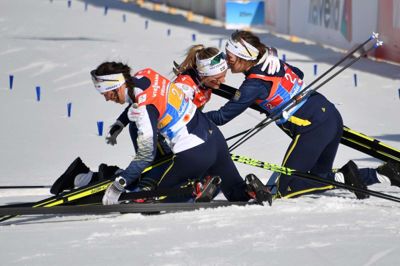 Joe Klamar/Ritzau Scanpix. Stina Nilsson blev overfaldet af jublende holdkammerater, da hun havde sikret Sverige guld på fire gange fem kilometer stafet.