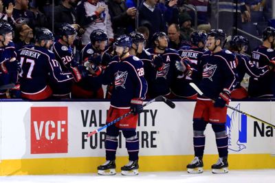 Columbus Blue Jackets-spilleren Oliver Bjorkstrand (nummer 28) kunne lade sig tiljuble af holdkammeraterne i Nationwide Arena i Columbus. Foto: Aaron Doster/Ritzau Scanpix