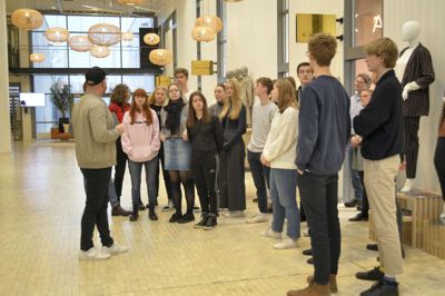 2.B fra Ikast-Brande Gymnasium fik en rundvisning på den lokale tekstilproducent DK Company forud for fremlæggelsen af deres arbejde med at fokusere på kemi i tøjproduktion. ?Foto: Laila Kempel