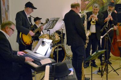 Det er husorkestret Hot & Sweet Jazz Band, der byder foråret velkommen ved årets første jazzcafe i Engesvang. ?Foto: Privatfoto