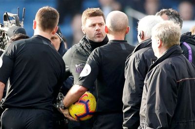 Carl Recine/Ritzau Scanpix. Tottenham-manager Mauricio Pochettino kunne ikke styre sit temperament over for dommer Mike Dean efter et nederlag.