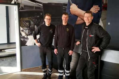 Fra venstre er det Rasmus Havn, indehaver af Midtjysk Bilsyn, bilsynsmedarbejder Henrik Krogsgaard og Mikkel Østergaard, indehaver af Østergaards Auto. Foto: PR-foto